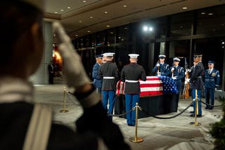 Membros da guarda de honra militar dos serviços conjuntos saúdam durante a troca da guarda enquanto o caixão do ex-presidente Jimmy Carter repousa na Biblioteca e Museu Presidencial Jimmy Carter em Atlanta, Geórgia, em 7 de janeiro de 2025